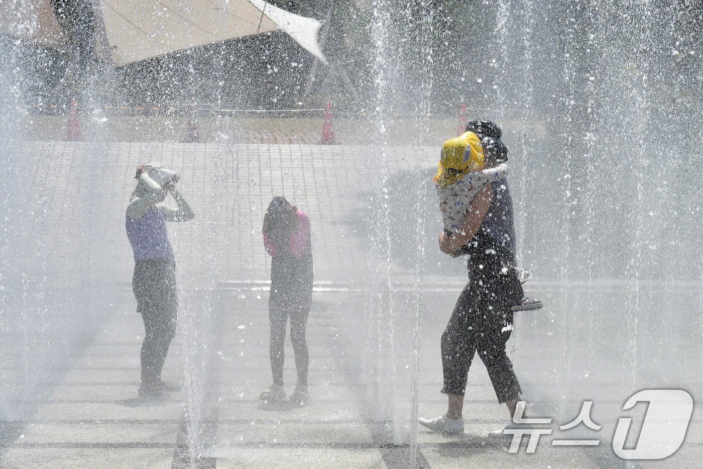본문 이미지 - 17일 오후 경북 포항시 북구 환호공원 바닥분수대에서 어린이들이 더위를 식히고 있다. 2025.8.17/뉴스1 ⓒ News1 최창호 기자