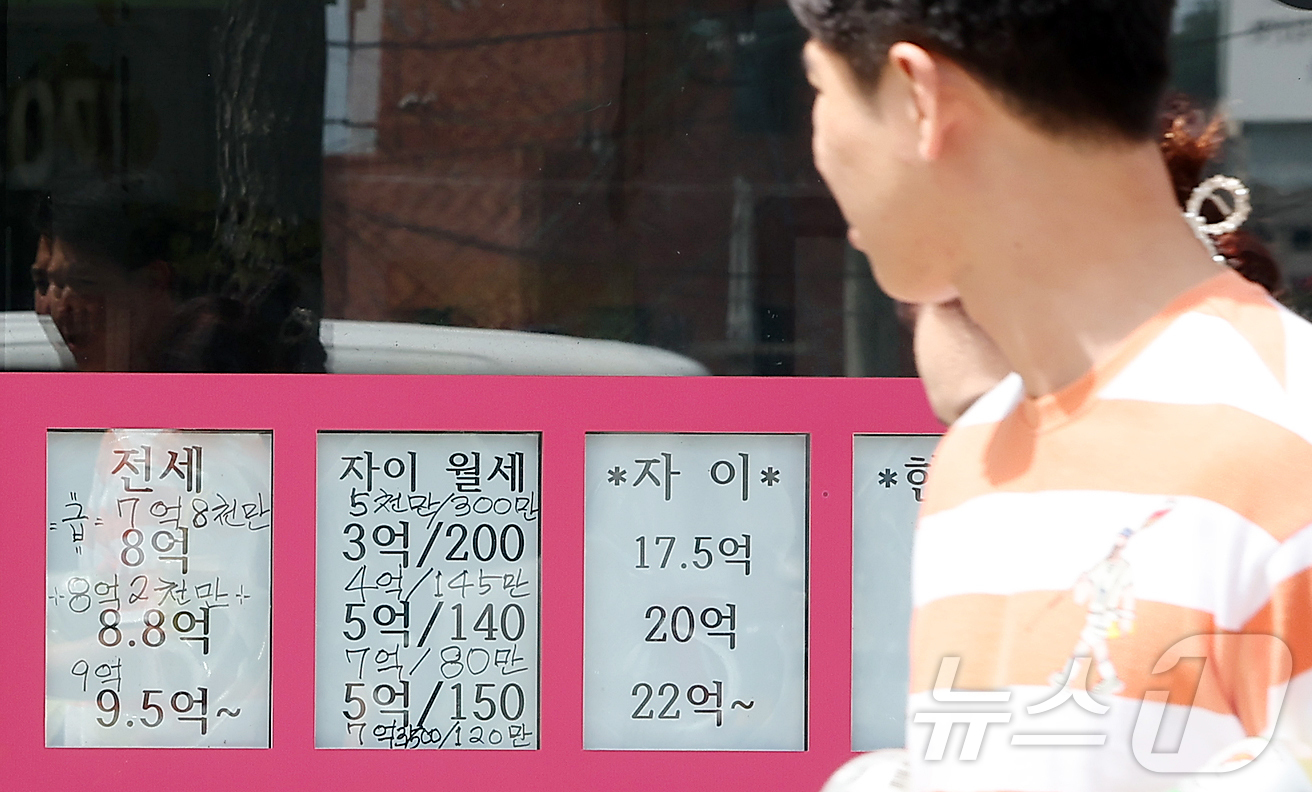 (서울=뉴스1) 김진환 기자 = 올해 들어 국내 주택 임대차 시장에서 월세 거래가 처음으로 100만 건을 넘었고, 전체 임대차 계약에서 월세 비중도 60%를 넘어섰다.   전세대출 …