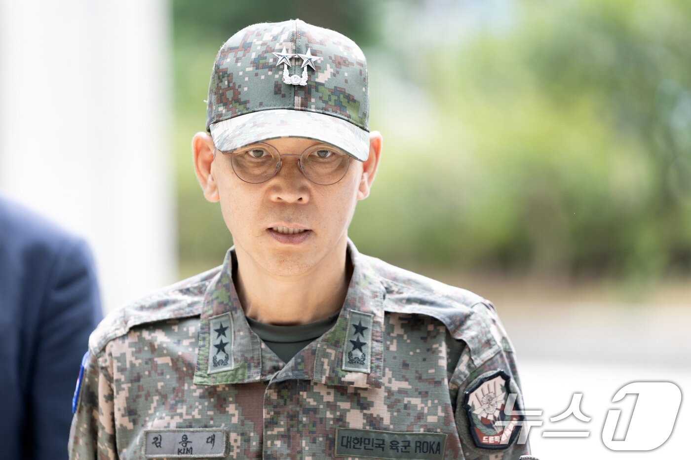 본문 이미지 - 김용대 드론작전사령관이 17일 오후 서울 서초구 서울고등검찰청에 마련된 내란 특검팀&#40;특별검사 조은석&#41; 사무실로 조사를 받기 위해 들어서고 있다. 2025.8.17/뉴스1 ⓒ News1 이승배 기자