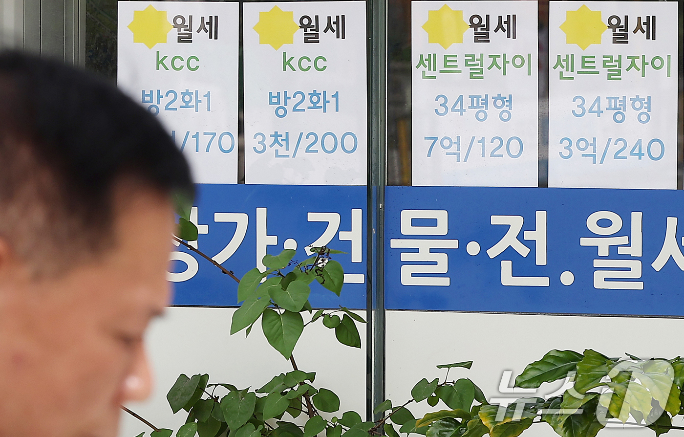 (서울=뉴스1) 김진환　기자 = 올해 들어 국내 주택 임대차 시장에서 월세 거래가 처음으로 100만 건을 넘었고, 전체 임대차 계약에서 월세 비중도 60%를 넘어섰다.   전세대출 …