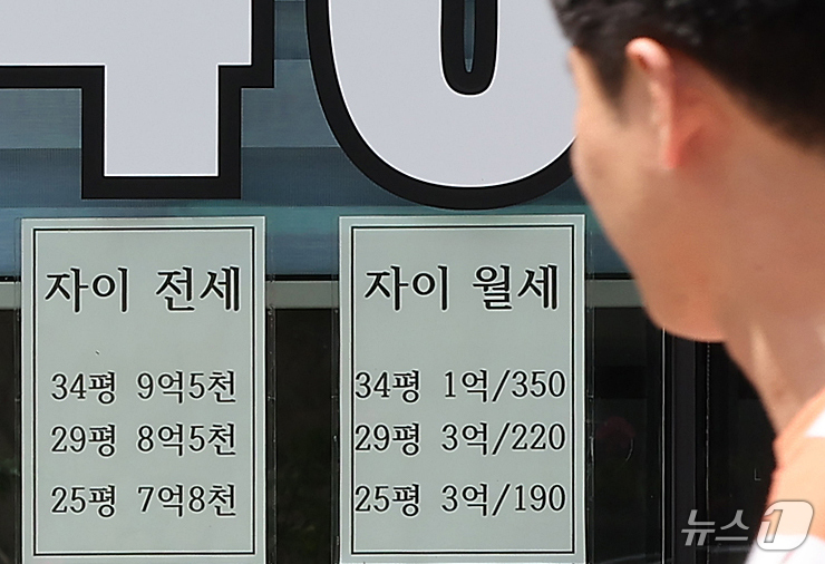 (서울=뉴스1) 김진환　기자 = 올해 들어 국내 주택 임대차 시장에서 월세 거래가 처음으로 100만 건을 넘었고, 전체 임대차 계약에서 월세 비중도 60%를 넘어섰다.   전세대출 …