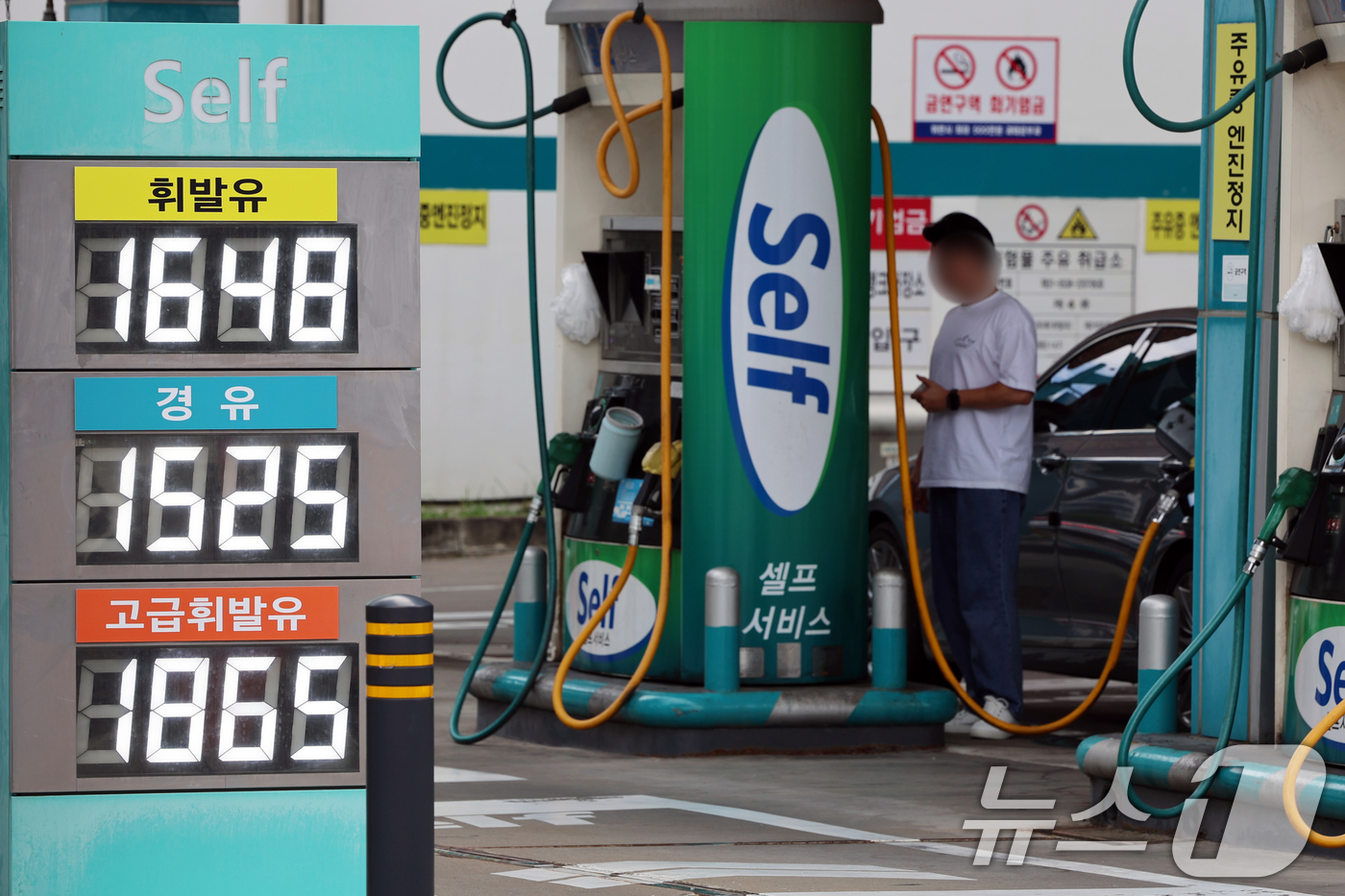 (서울=뉴스1) 황기선 기자 = 17일 서울시내 한 주유소에 휘발유와 경유 가격이 표시되어 있다. 한국석유공사 유가정보시스템 오피넷에 따르면 8월 둘째 주(10~14일) 전국 주유 …
