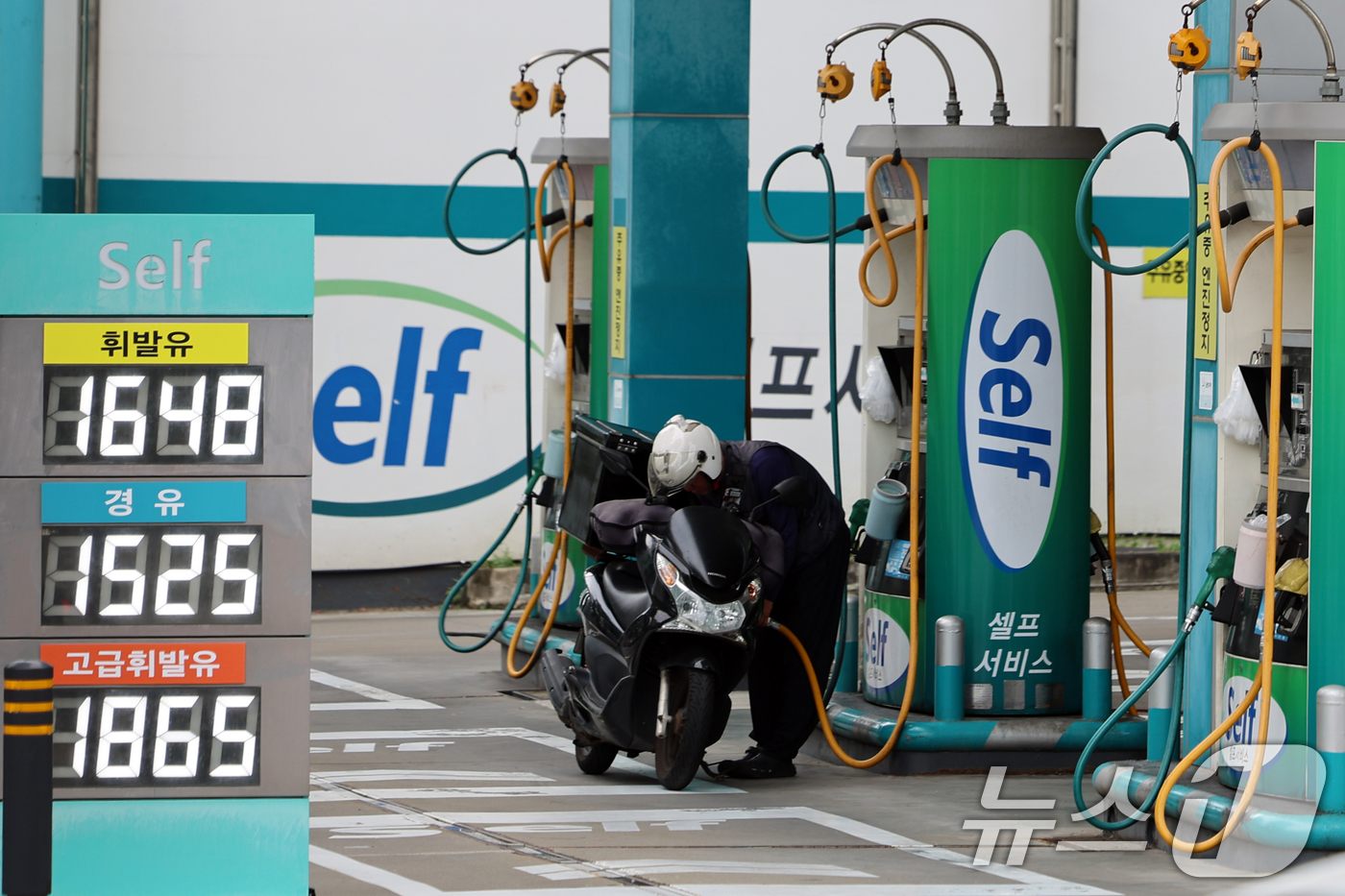 (서울=뉴스1) 황기선 기자 = 17일 서울시내 한 주유소에 휘발유와 경유 가격이 표시되어 있다. 한국석유공사 유가정보시스템 오피넷에 따르면 8월 둘째 주(10~14일) 전국 주유 …
