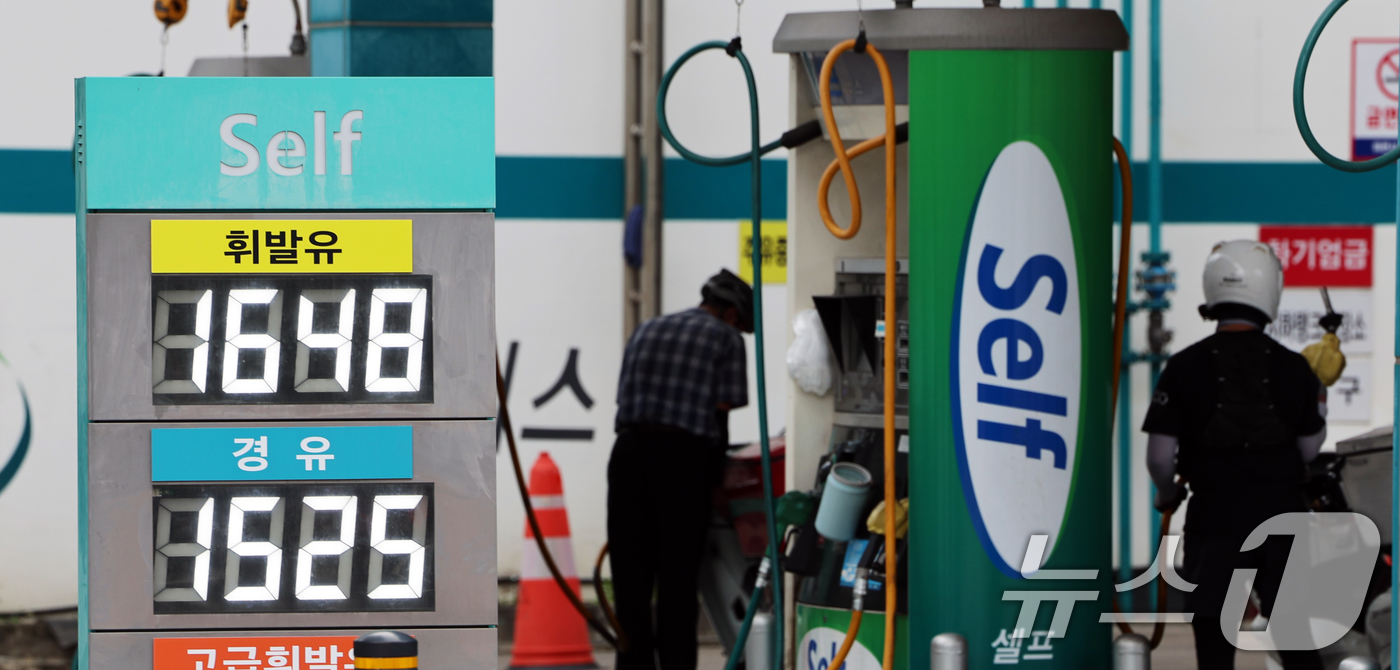 (서울=뉴스1) 황기선 기자 = 17일 서울시내 한 주유소에 휘발유와 경유 가격이 표시되어 있다. 한국석유공사 유가정보시스템 오피넷에 따르면 8월 둘째 주(10~14일) 전국 주유 …