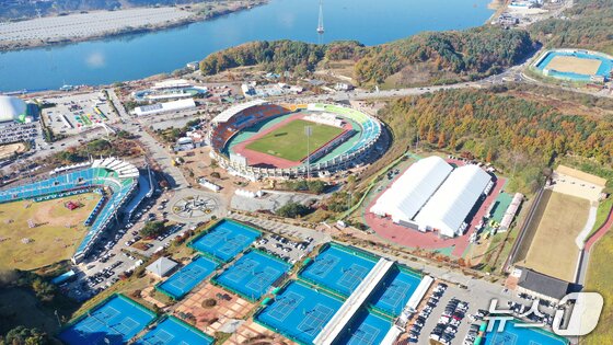 본문 이미지 - 강원 춘천송암스포츠타운 주 경기장 일대 전경.&#40;뉴스1 DB&#41;