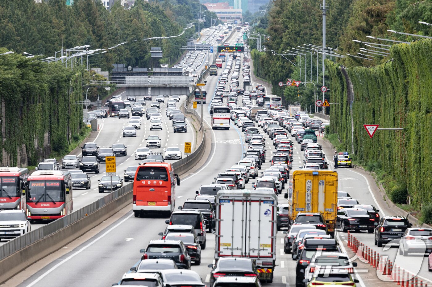 본문 이미지 - 광복절 연휴 마지막 날인 17일 오후 서울 서초구 잠원IC 부근에서 바라본 경부고속도로에 정체가 빚어지고 있다. 한국도로공사에 따르면 이날 전국 고속도로 교통량은 487만대로 예상된다. 지방에서 수도권으로 진입하는 차량은 45만대, 수도권에서 지방으로 빠져나가는 차량은 38만대로 전망된다. 2025.8.17/뉴스1 ⓒ News1 이승배 기자