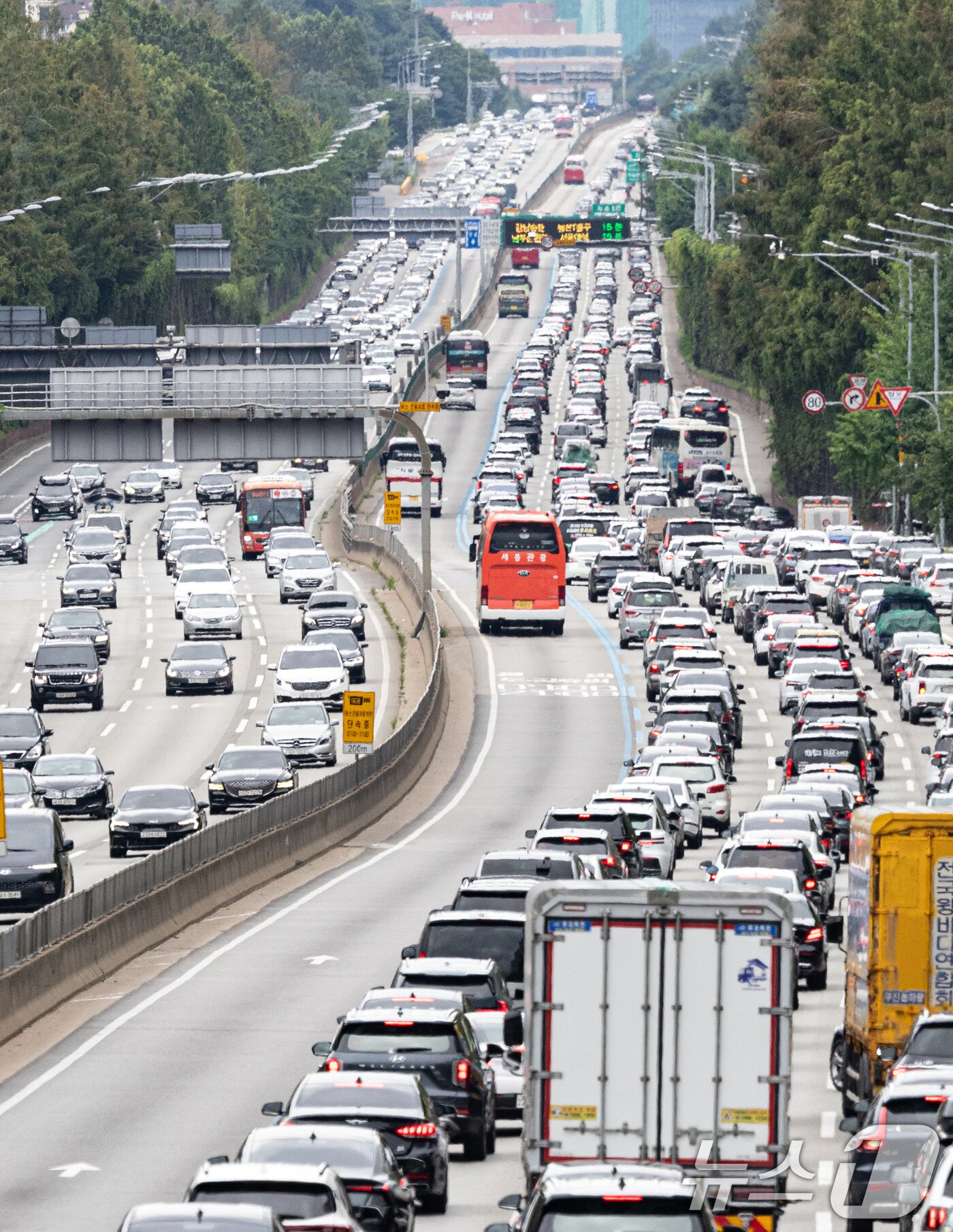 본문 이미지 - 광복절 연휴 마지막 날인 17일 오후 서울 서초구 잠원IC 부근에서 바라본 경부고속도로에 정체가 빚어지고 있다.  2025.8.17/뉴스1 ⓒ News1 이승배 기자