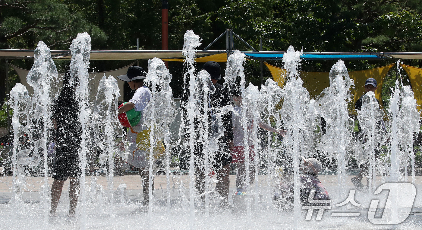 (경산=뉴스1) 공정식 기자 = 광복절 연휴 마지막 날인 17일 경북 경산시 남산면 삼성현역사문화공원을 찾은 시민들이 분수광장에서 무더위를 식히고 있다. 2025.8.17/뉴스1