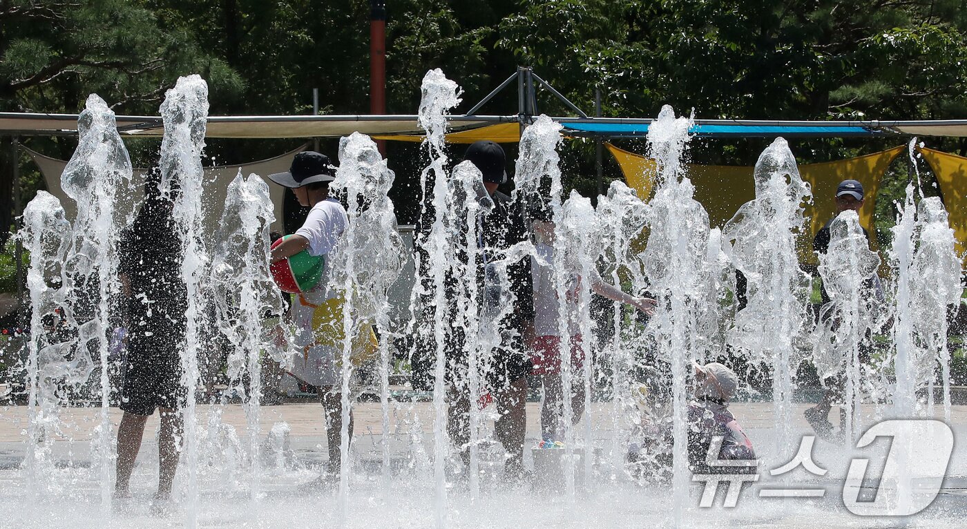 본문 이미지 - 광복절 연휴 마지막 날인 17일 경북 경산시 남산면 삼성현역사문화공원을 찾은 시민들이 분수광장에서 무더위를 식히고 있다. 2025.8.17/뉴스1 ⓒ News1 공정식 기자