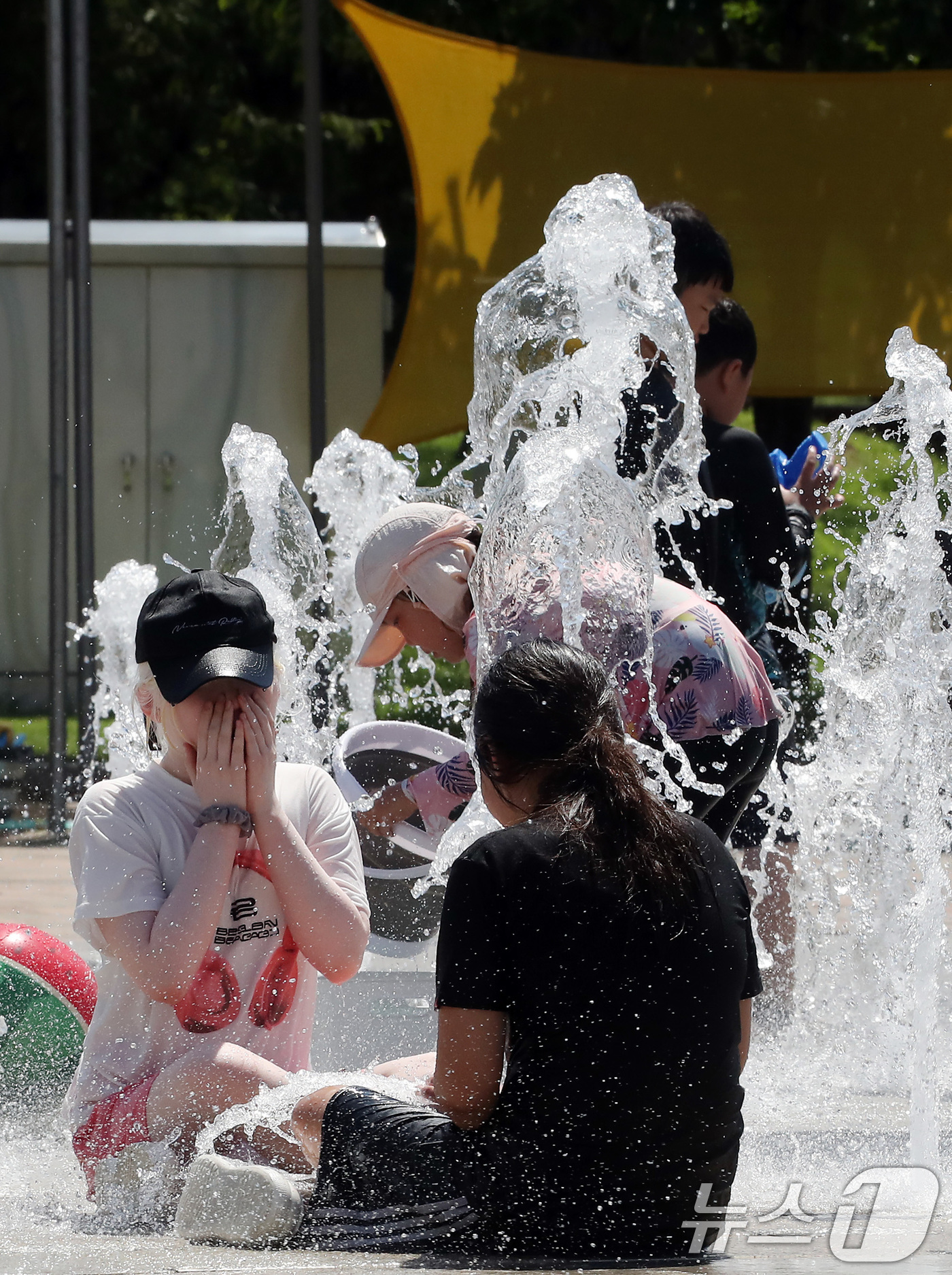 (경산=뉴스1) 공정식 기자 = 광복절 연휴 마지막 날인 17일 경북 경산시 남산면 삼성현역사문화공원을 찾은 시민들이 분수광장에서 무더위를 식히고 있다. 2025.8.17/뉴스1