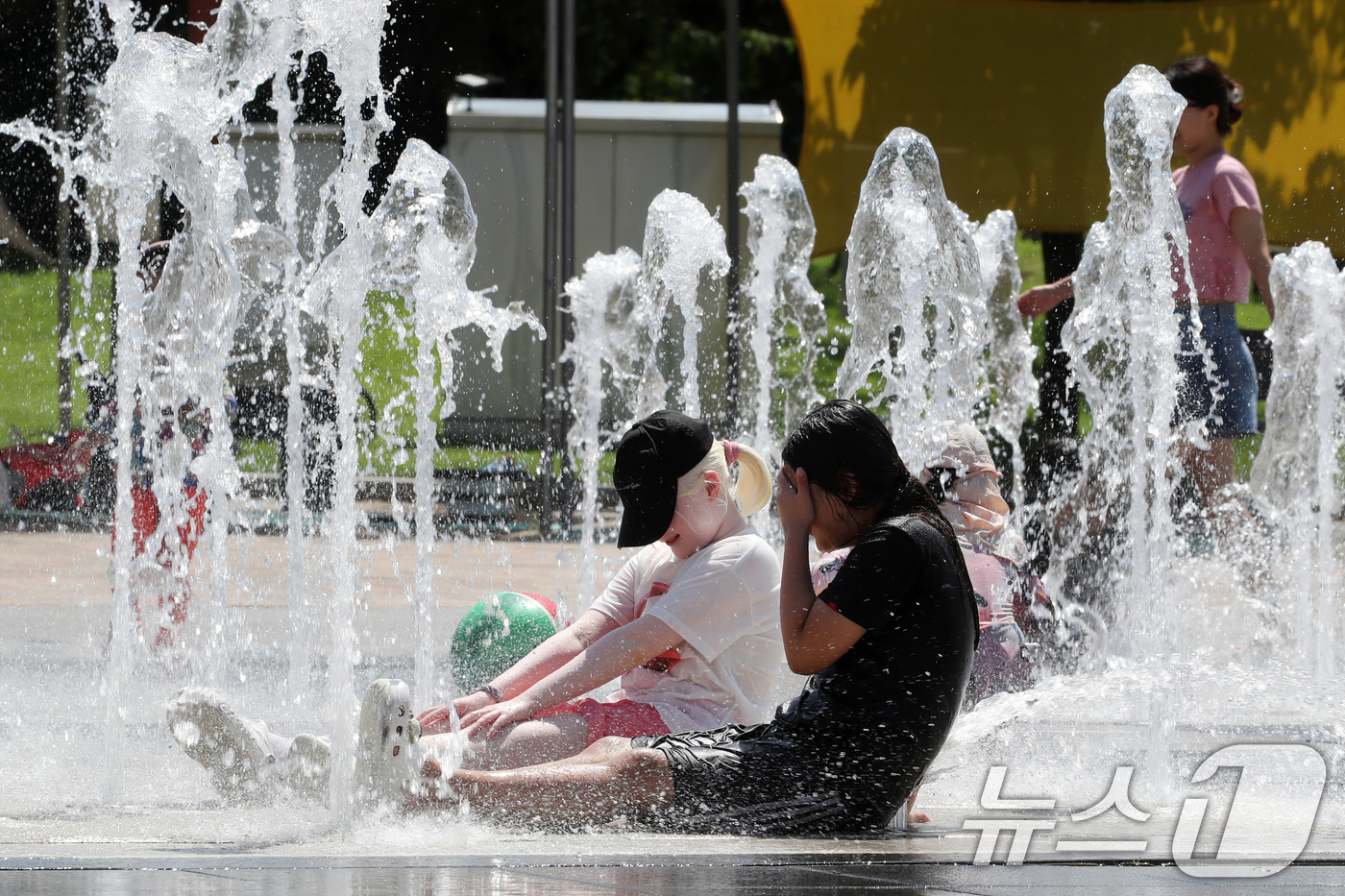(경산=뉴스1) 공정식 기자 = 광복절 연휴 마지막 날인 17일 경북 경산시 남산면 삼성현역사문화공원을 찾은 시민들이 분수광장에서 무더위를 식히고 있다. 2025.8.17/뉴스1