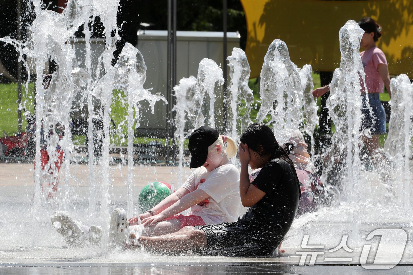 본문 이미지 - 광복절 연휴 마지막 날인 17일 경북 경산시 남산면 삼성현역사문화공원을 찾은 시민들이 분수광장에서 무더위를 식히고 있다. 2025.8.17/뉴스1 ⓒ News1 공정식 기자