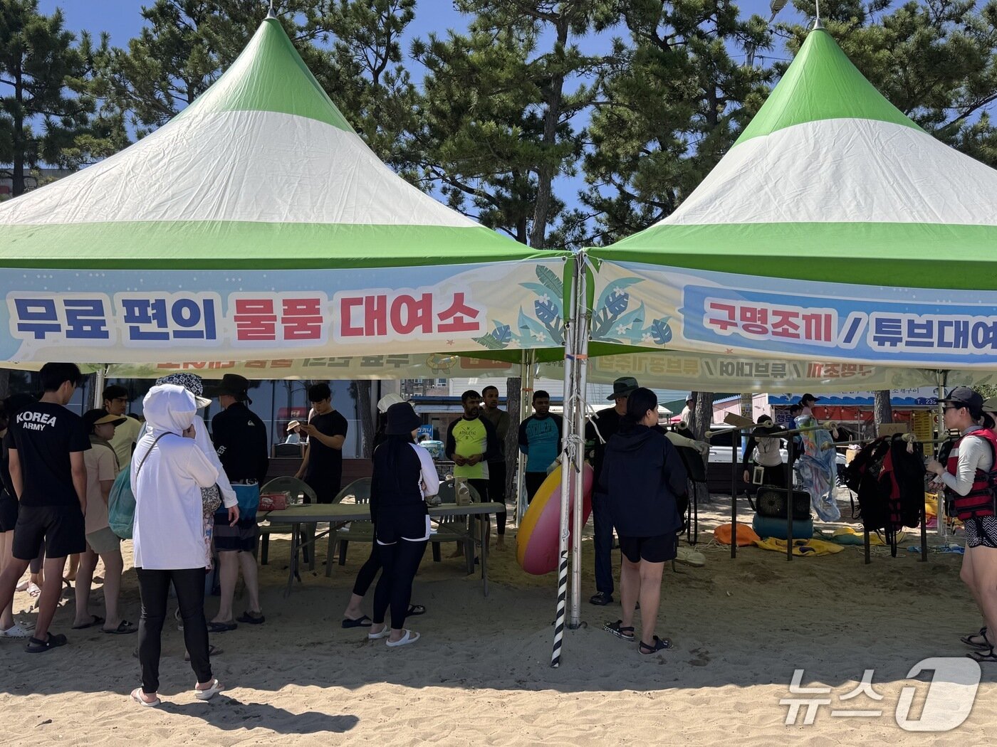 본문 이미지 - 17일 울산 울주군 진하해수욕장에서는 파라솔, 구명조끼, 튜브는 신분증만 맡기면 무료로 빌릴 수 있다.2025.8.17./뉴스1 ⓒ News1 김세은 기자