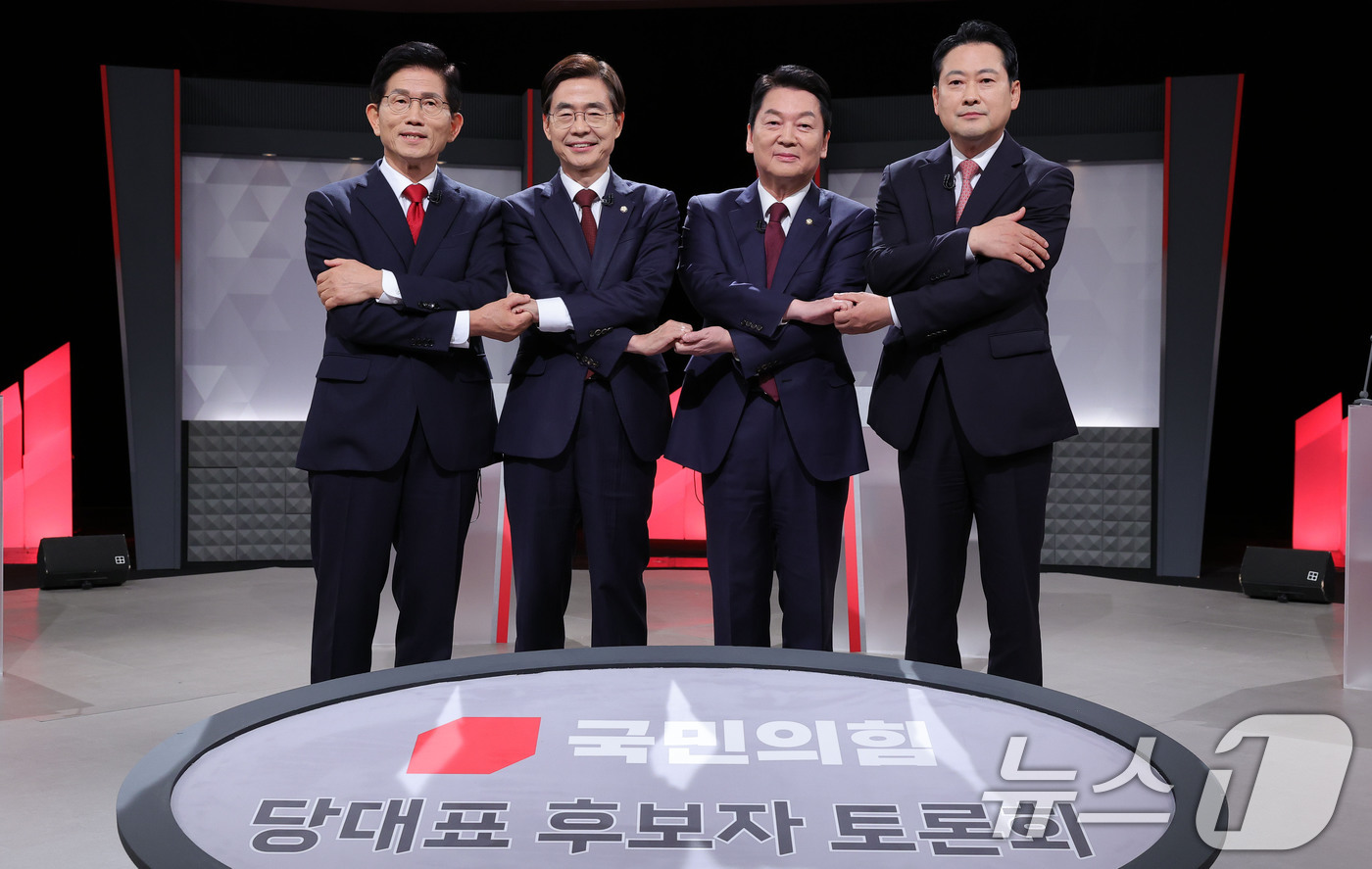 (서울=뉴스1) 국회사진기자단 = 김문수(왼쪽부터), 조경태, 안철수, 장동혁 국민의힘 당대표 후보가 17일 오후 서울 영등포구 KBS에서 2차 방송 토론회 시작에 앞서 기념 촬영 …