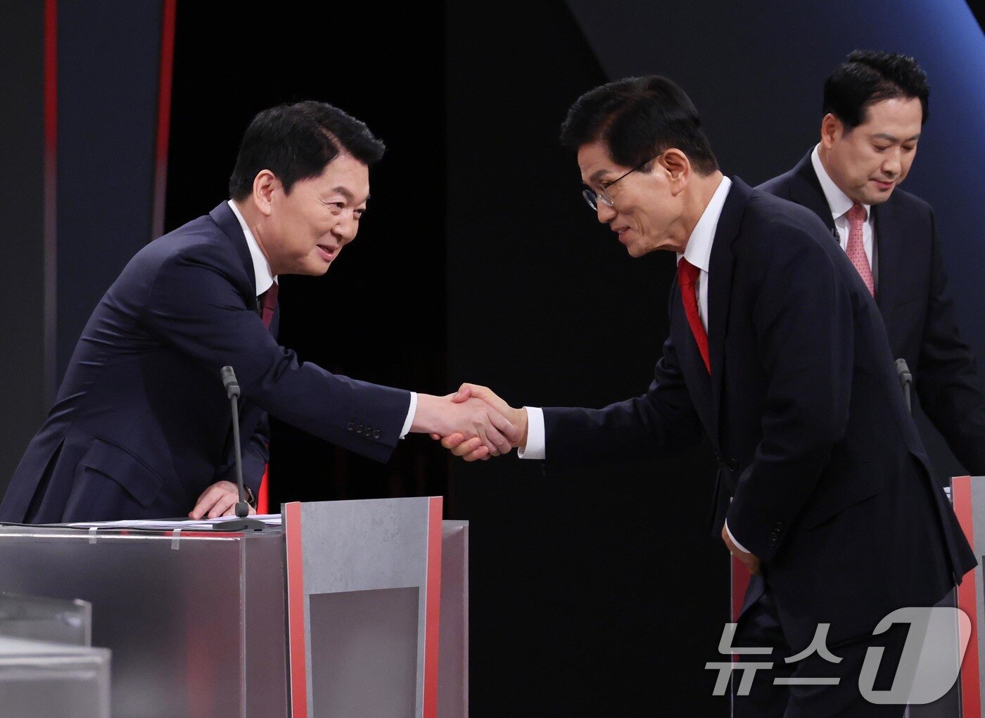 본문 이미지 - 안철수(왼쪽), 김문수 국민의힘 당대표 후보가 17일 오후 서울 영등포구 KBS에서 열린 2차 방송 토론회에 참석해 악수하고 있다. 2025.8.17/뉴스1 ⓒ News1 국회사진기자단