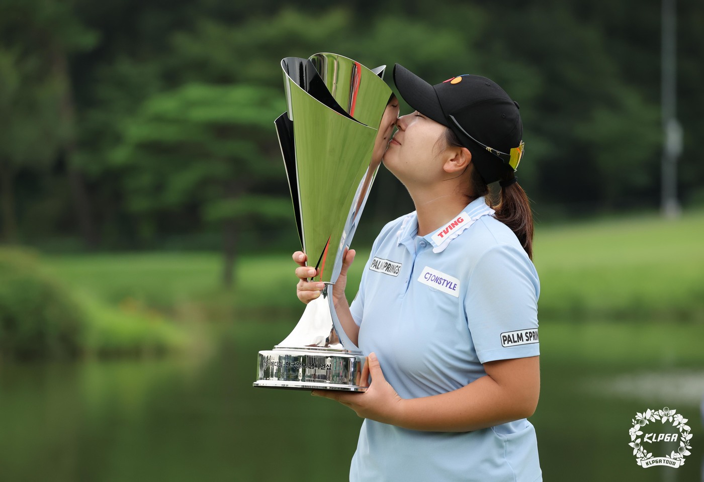 (서울=뉴스1) = 홍정민이 17일 경기 포천 몽베르CC에서 열린 '메디힐 한국일보 챔피언십'에서 우승 후 트로프를 들고 기뻐하고 있다. (KLPGA 제공. 재판매 및 DB 금지) …