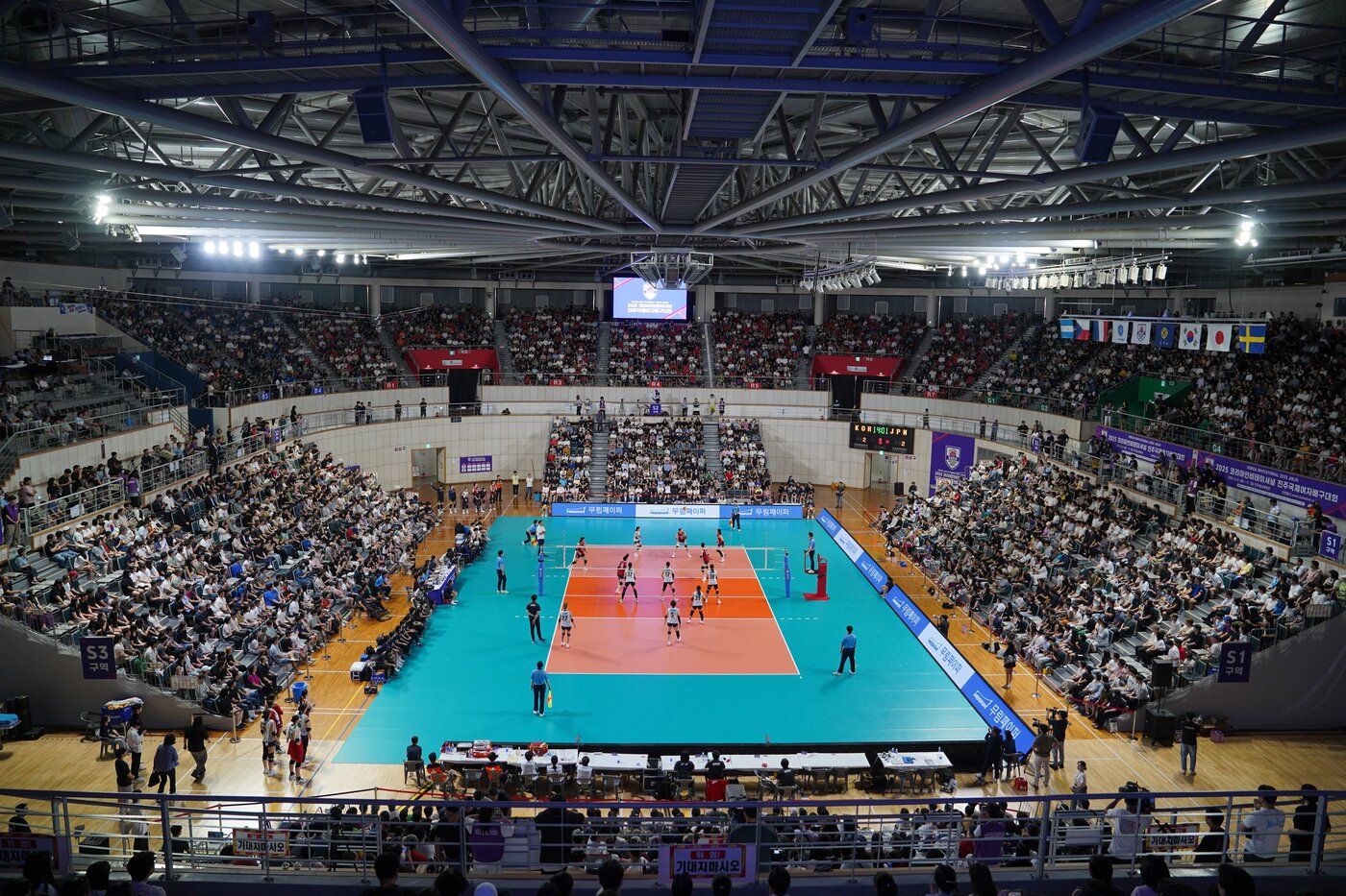 본문 이미지 - 경기장을 가득 메운 관중&#40;대한배구협회 제공&#41;  