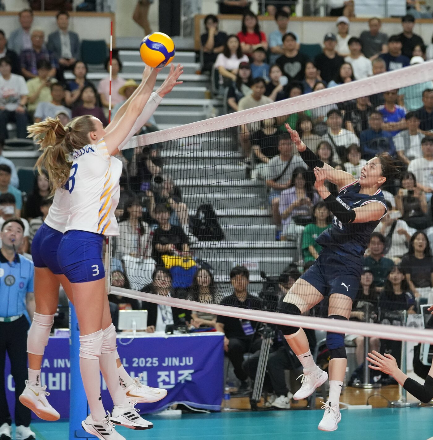 본문 이미지 - 해외 팀들과의 높이 대결에서 어려움을 겪었던 한국&#40;대한배구협회 제공&#41; 