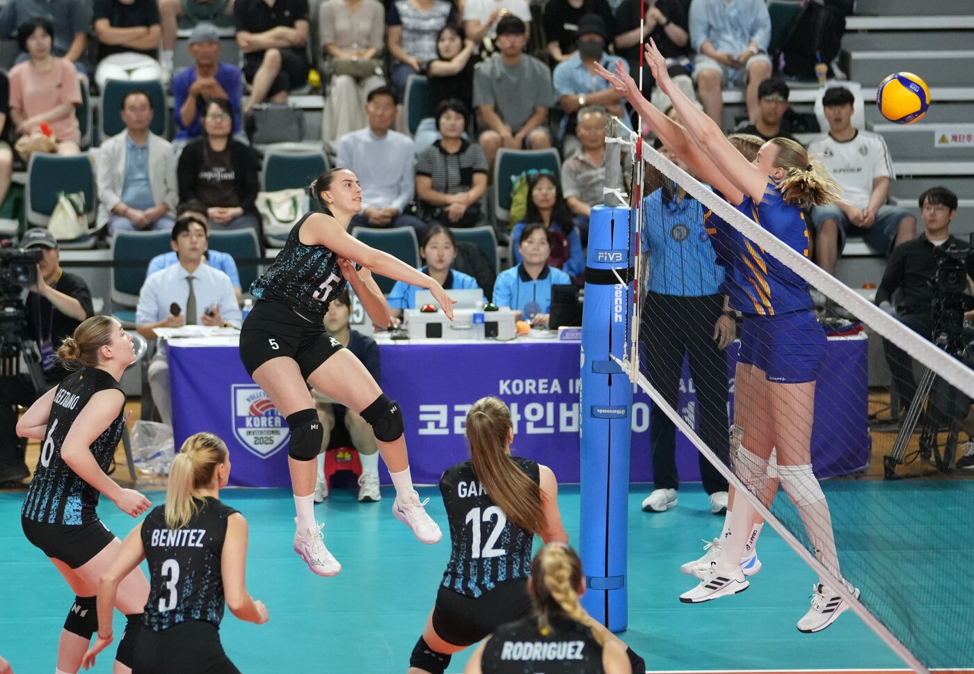 본문 이미지 - 프랑스와 아르헨티나의 경기 모습&#40;대한배구협회 제공&#41; 