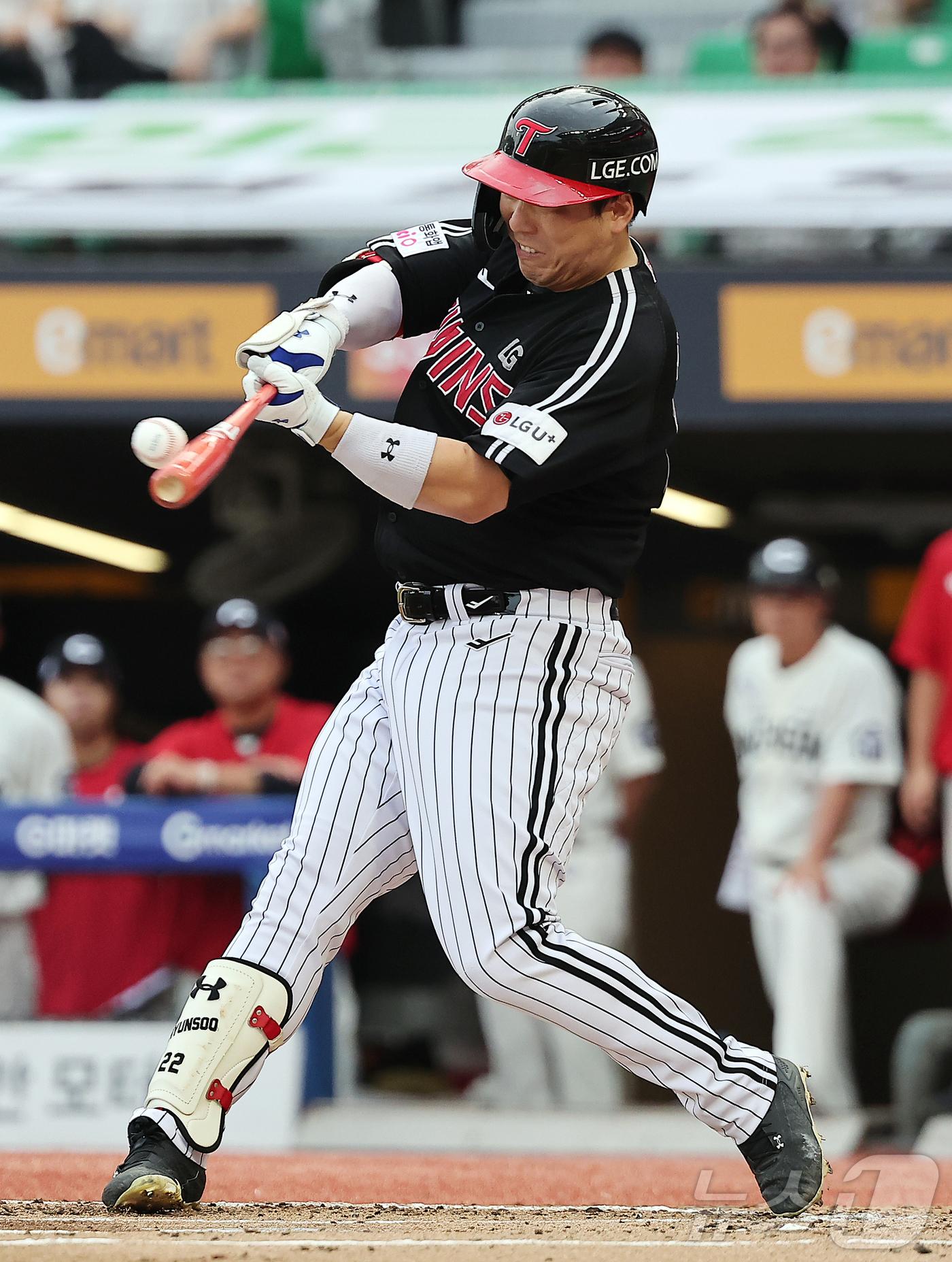 (인천=뉴스1) 김진환 기자 = 17일 오후 인천SSG 랜더스필드에서 열린 '2025 신한 SOL뱅크 KBO리그' LG 트윈스와 SSG 랜더스의 경기, 2회초 무사 1루 상황 LG …