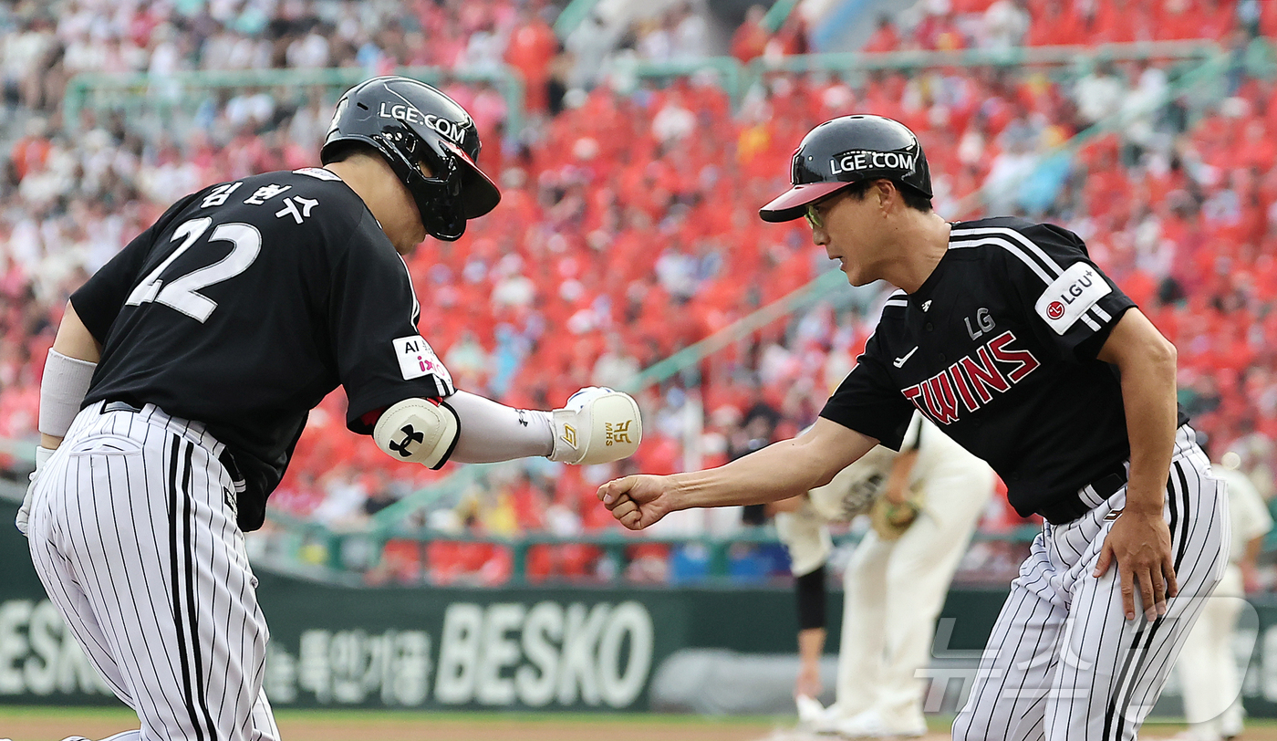 (인천=뉴스1) 김진환 기자 = 17일 오후 인천SSG 랜더스필드에서 열린 '2025 신한 SOL뱅크 KBO리그' LG 트윈스와 SSG 랜더스의 경기, 2회초 무사 1루 상황 LG …