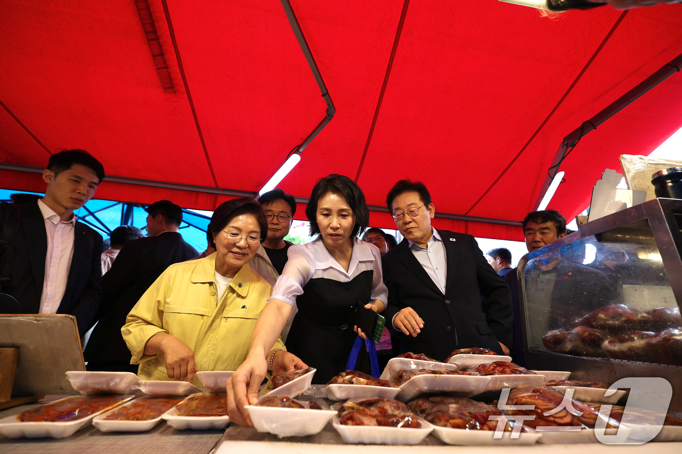 (서울=뉴스1) 허경 기자 = 이재명 대통령과 김혜경 여사가 17일 서울 은평구 연서시장을 방문해 족발을 고르고 있다. (대통령실 제공. 재판매 및 DB 금지) 2025.8.17/ …