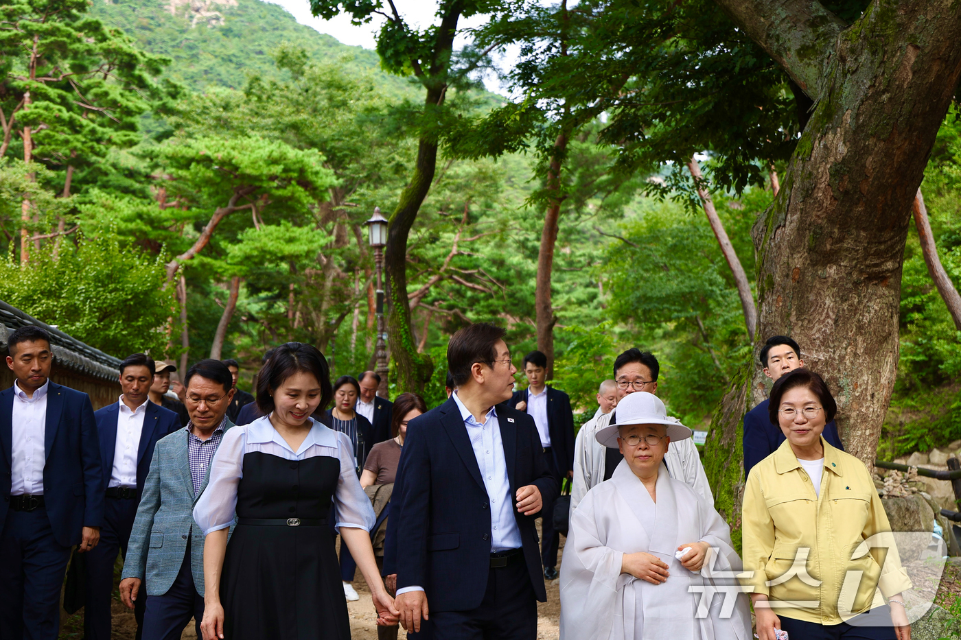 (서울=뉴스1) 허경 기자 = 이재명 대통령과 김혜경 여사가 17일 서울 은평구 진관사를 방문하고 있다. (대통령실 제공. 재판매 및 DB 금지) 2025.8.17/뉴스1