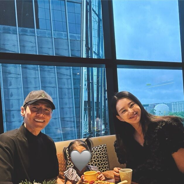 '만삭' 지소연, ♥송재희·첫딸과 호캉스 "쌍둥이 출산 전 좋은 시간"