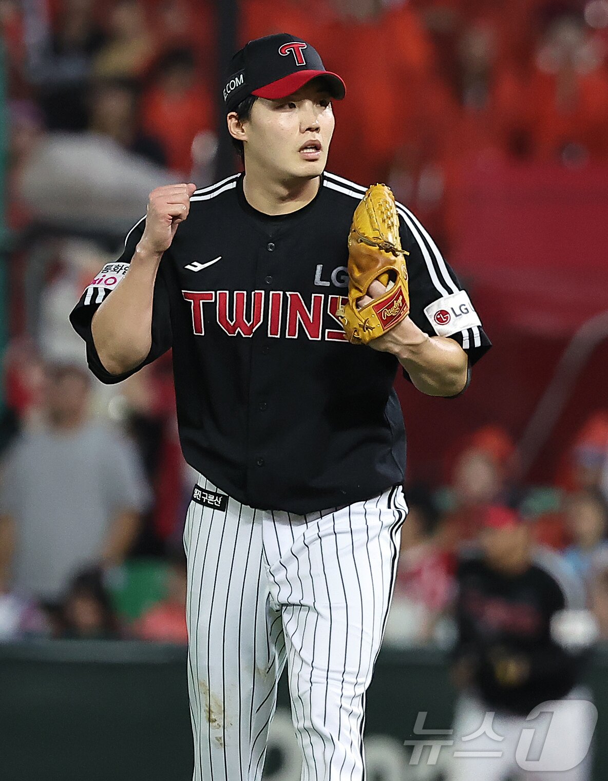 본문 이미지 - 17일 오후 인천SSG 랜더스필드에서 열린 &#39;2025 신한 SOL뱅크 KBO리그&#39; LG 트윈스와 SSG 랜더스의 경기, LG 선발 임찬규가 6회말 이닝을 실점 없이 마친 뒤 환호히고 있다. 2025.8.17/뉴스1 ⓒ News1 김진환 기자