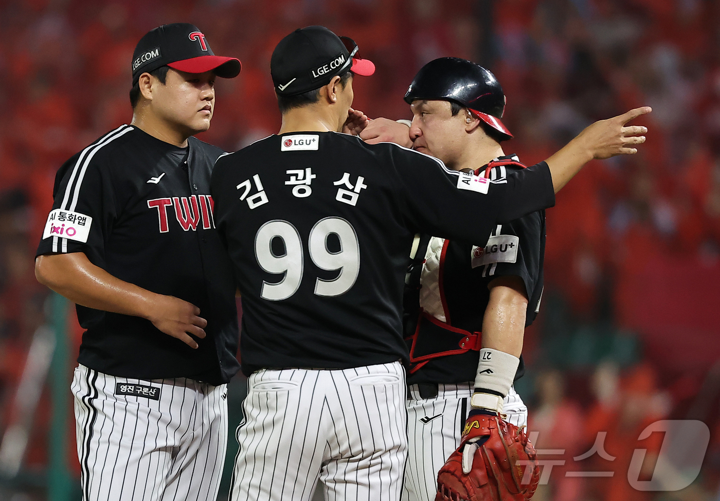 (인천=뉴스1) 김진환 기자 = 17일 오후 인천SSG 랜더스필드에서 열린 '2025 신한 SOL뱅크 KBO리그' LG 트윈스와 SSG 랜더스의 경기, LG 김광삼 투수코치가 7회 …