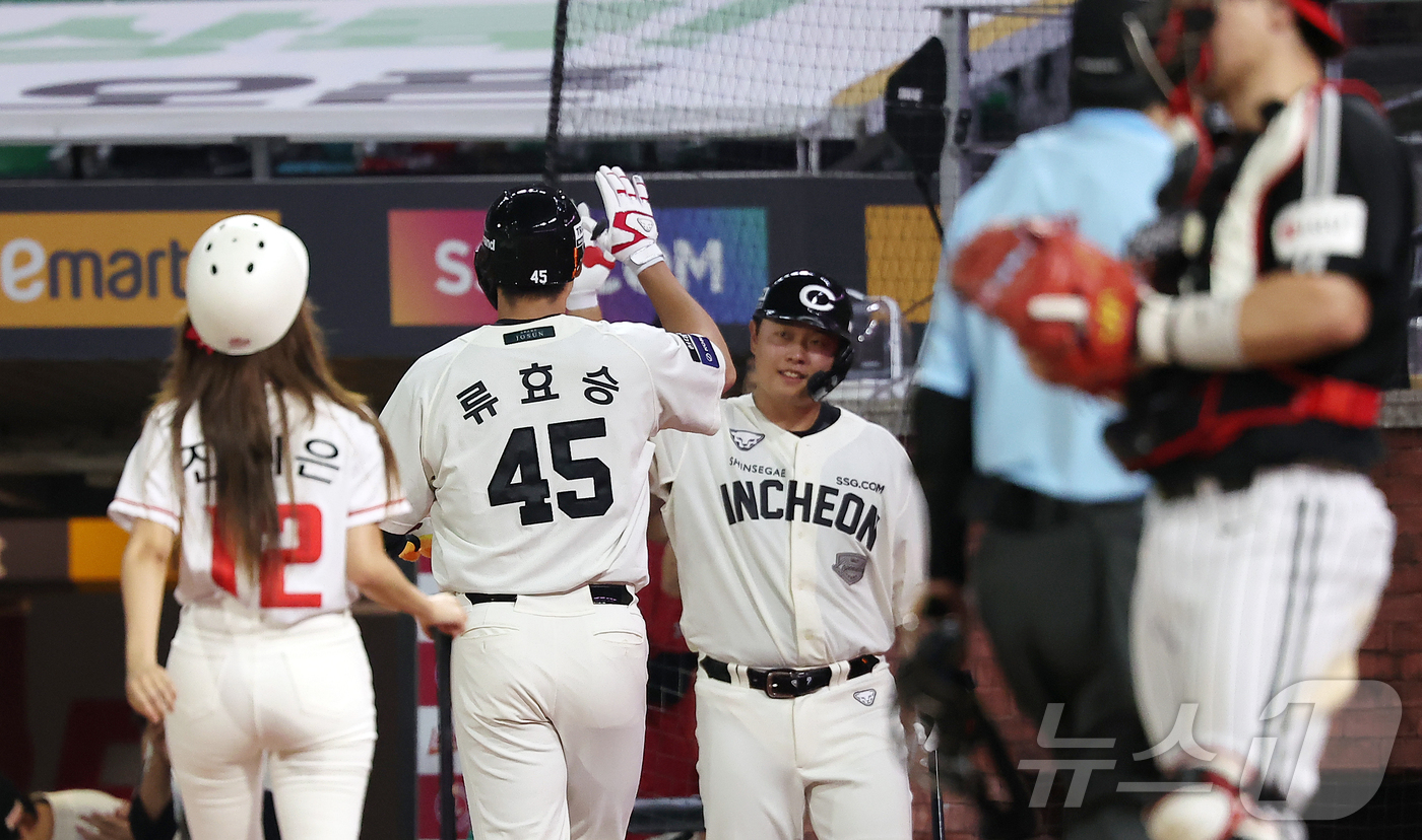 (인천=뉴스1) 김진환 기자 = 17일 오후 인천SSG 랜더스필드에서 열린 '2025 신한 SOL뱅크 KBO리그' LG 트윈스와 SSG 랜더스의 경기, SSG 류호승이 7회말 1사 …