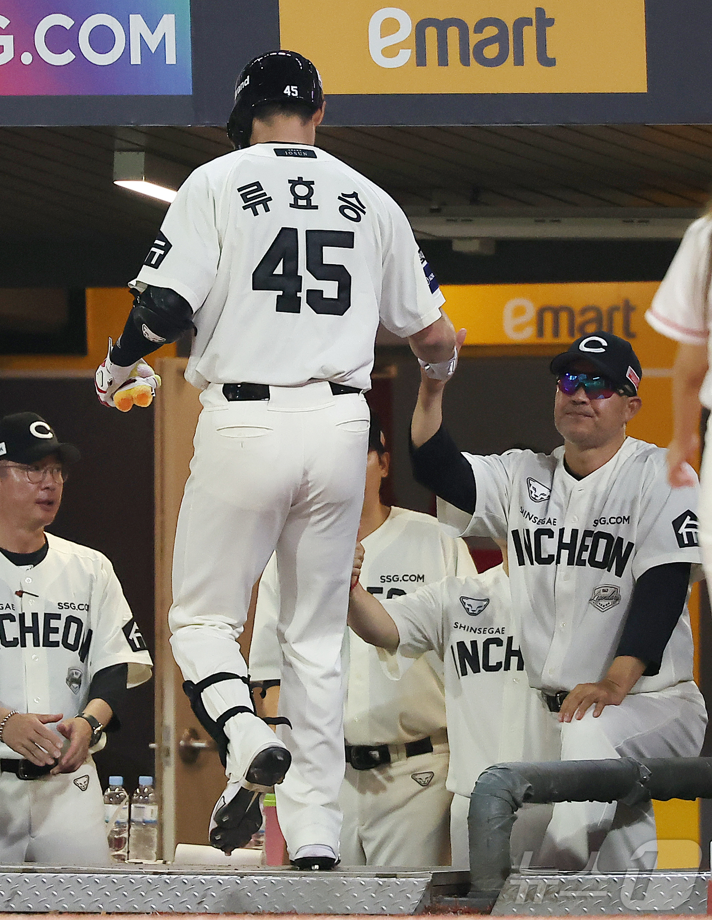 (인천=뉴스1) 김진환 기자 = 17일 오후 인천SSG 랜더스필드에서 열린 '2025 신한 SOL뱅크 KBO리그' LG 트윈스와 SSG 랜더스의 경기, SSG 류호승이 7회말 1사 …