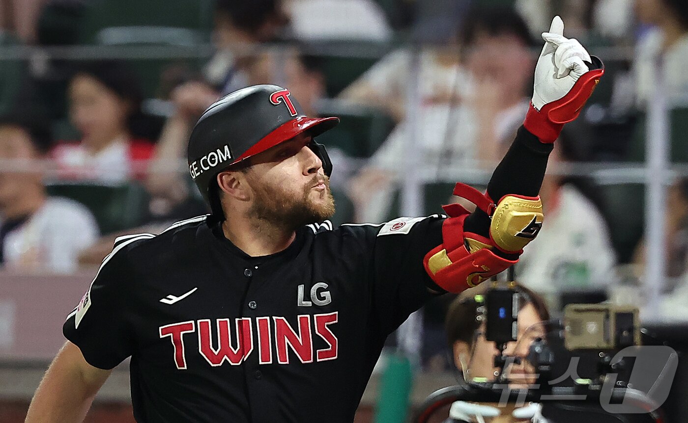 본문 이미지 - 17일 오후 인천SSG 랜더스필드에서 열린 &#39;2025 신한 SOL뱅크 KBO리그&#39; LG 트윈스와 SSG 랜더스의 경기, LG 오스틴이 8회초 선두타자로 나와 솔로홈런을 친 뒤 관중석 가족들을 향해 손가락 하트를 하고 있다. 2025.8.17/뉴스1 ⓒ News1 김진환 기자