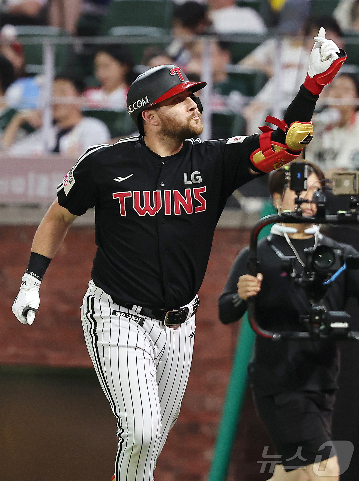 (인천=뉴스1) 김진환 기자 = 17일 오후 인천SSG 랜더스필드에서 열린 '2025 신한 SOL뱅크 KBO리그' LG 트윈스와 SSG 랜더스의 경기, LG 오스틴이 8회초 선두타 …