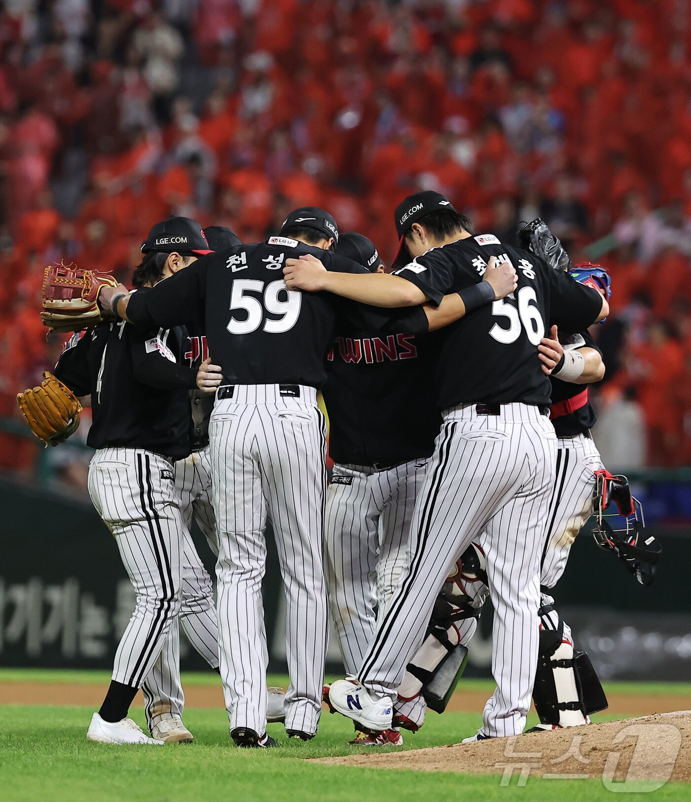 본문 이미지 - 17일 인천SSG 랜더스필드에서 열린 프로야구 SSG 랜더스의 경기에서 6-1 승리를 거둔 LG 트윈스 선수들이 기쁨을 나누고 있다. 2025.8.17/뉴스1 ⓒ News1 김진환 기자