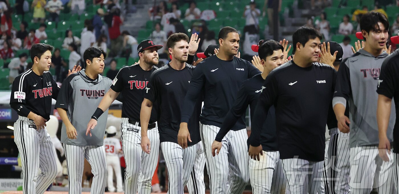 본문 이미지 - 17일 오후 인천SSG 랜더스필드에서 열린 &#39;2025 신한 SOL뱅크 KBO리그&#39; LG 트윈스와 SSG 랜더스의 경기에서 6대1 승리를 거둔 LG 선수단이 하이파이브를 하고 있다. 2025.8.17/뉴스1 ⓒ News1 김진환 기자