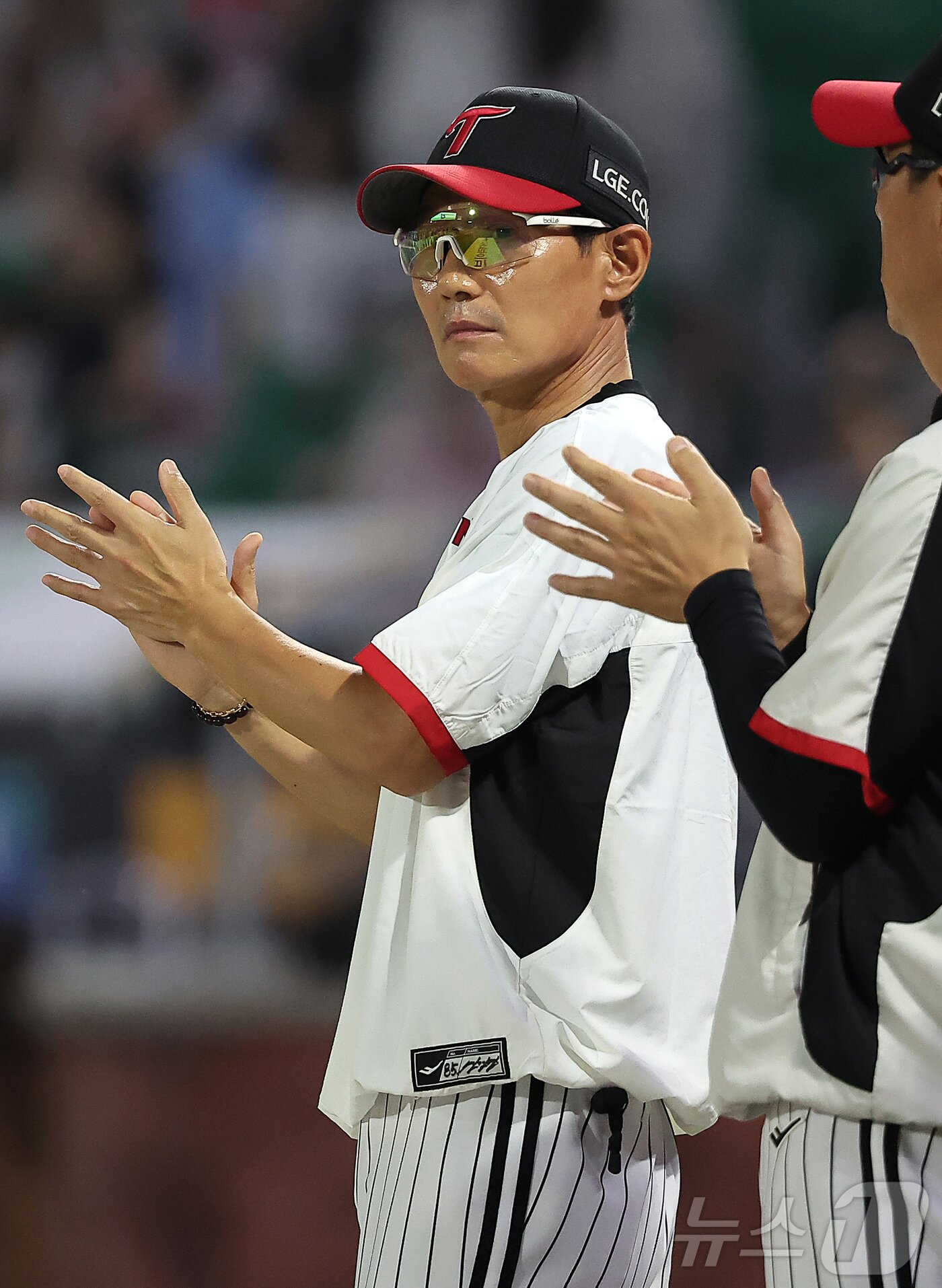 본문 이미지 - 염경엽 LG 트윈스 감독이 선수들을 향해 손뼉을 치고 있다. 2025.8.17/뉴스1 ⓒ News1 김진환 기자