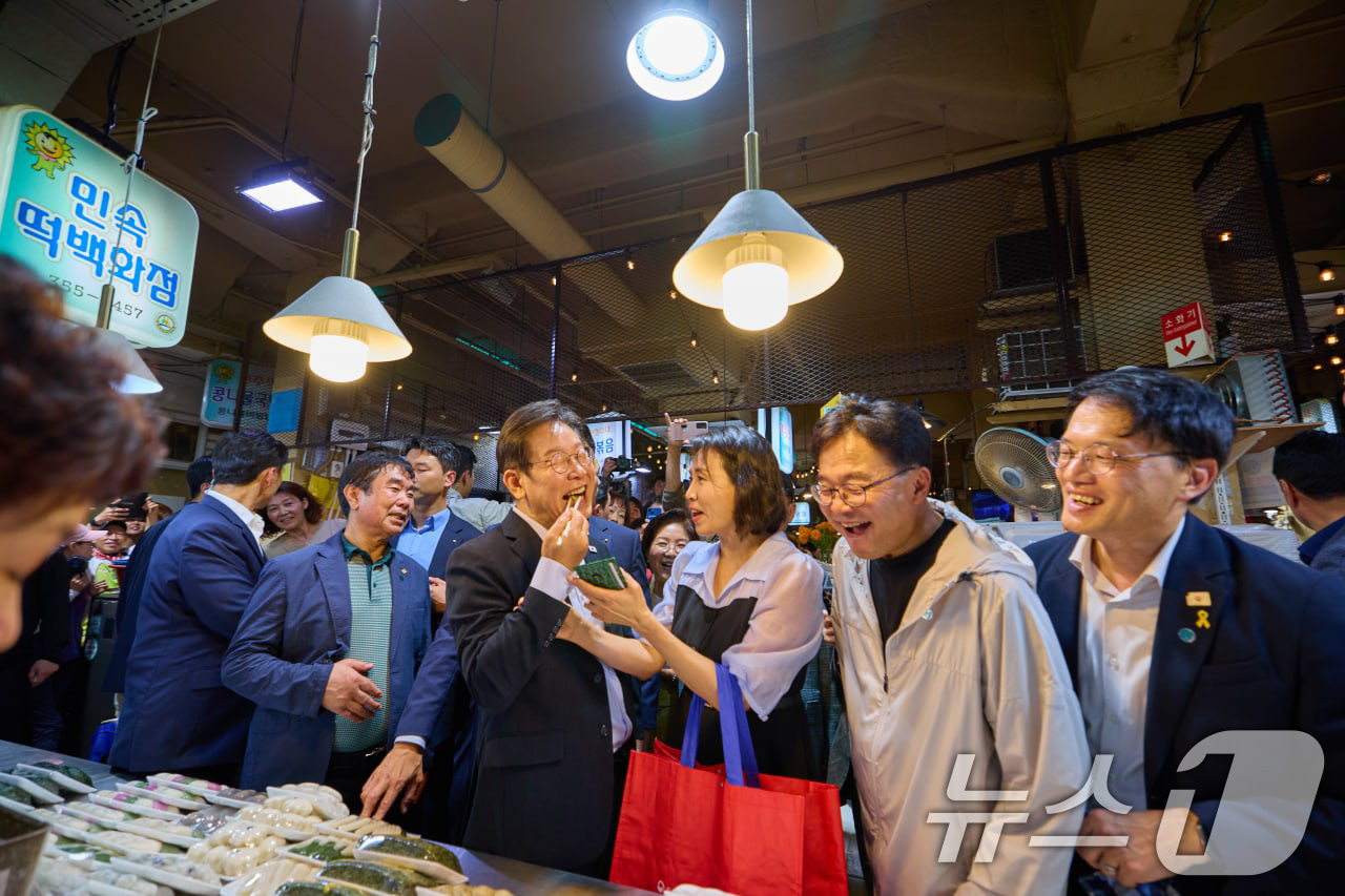 (서울=뉴스1) 허경 기자 = 이재명 대통령과 김혜경 여사가 17일 서울 은평구 연서시장을 방문해 떡을 시식하고 있다. (이재명 대통령 SNS. 재판매 및 DB 금지) 2025.8 …