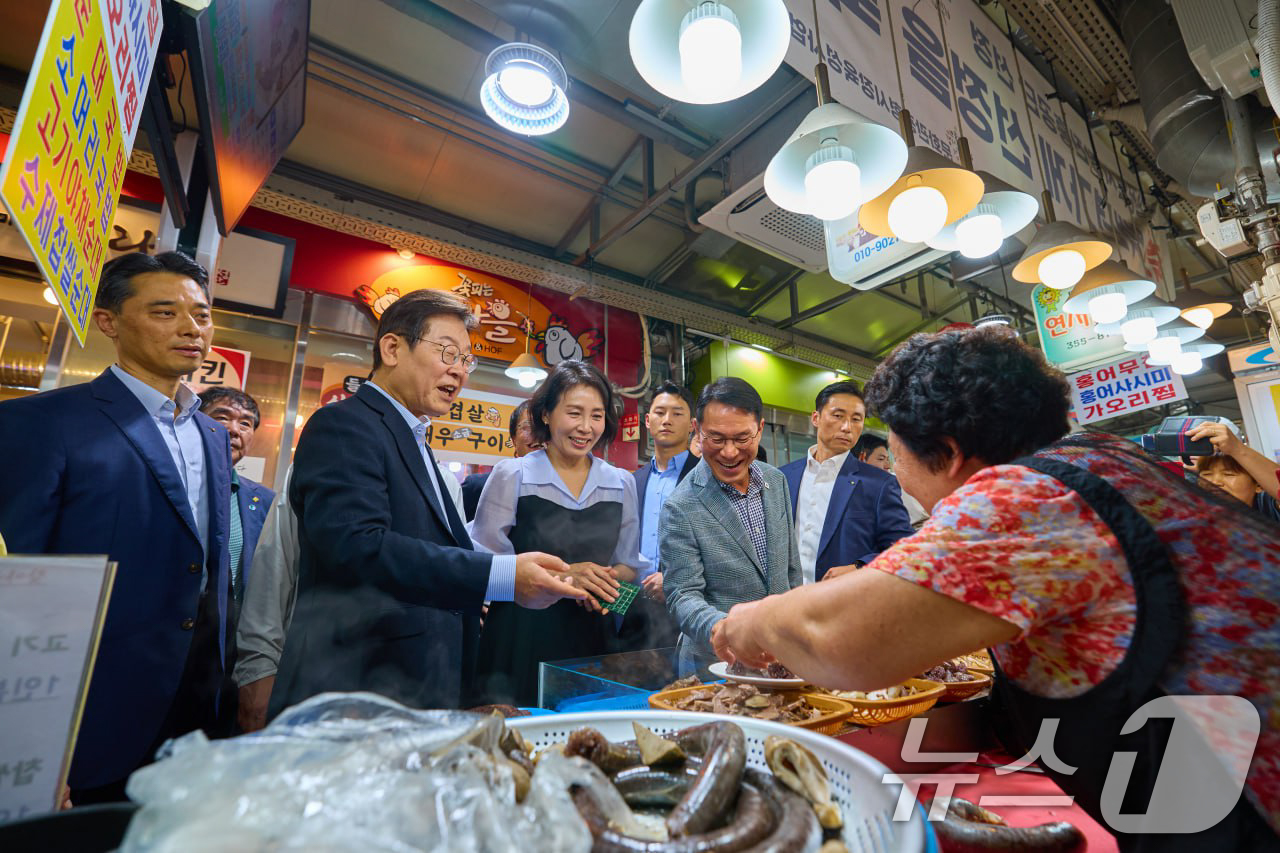 (서울=뉴스1) 허경 기자 = 이재명 대통령과 김혜경 여사가 17일 서울 은평구 연서시장을 방문해 상인들과 대화하고 있다. (이재명 대통령 SNS. 재판매 및 DB 금지) 2025 …