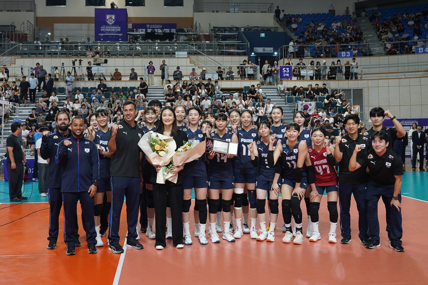 본문 이미지 - 은퇴식 후 옛 동료들과 포즈를 취한 표승주&#40;대한배구협회 제공&#41; 