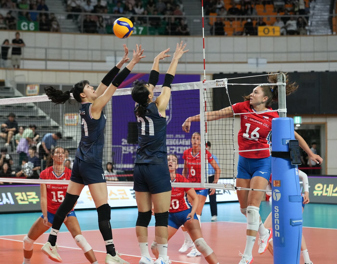 본문 이미지 - 체코의 공격을 블로킹하고 있는 한국여자배구대표팀&#40;대한배구협회 제공&#41; 