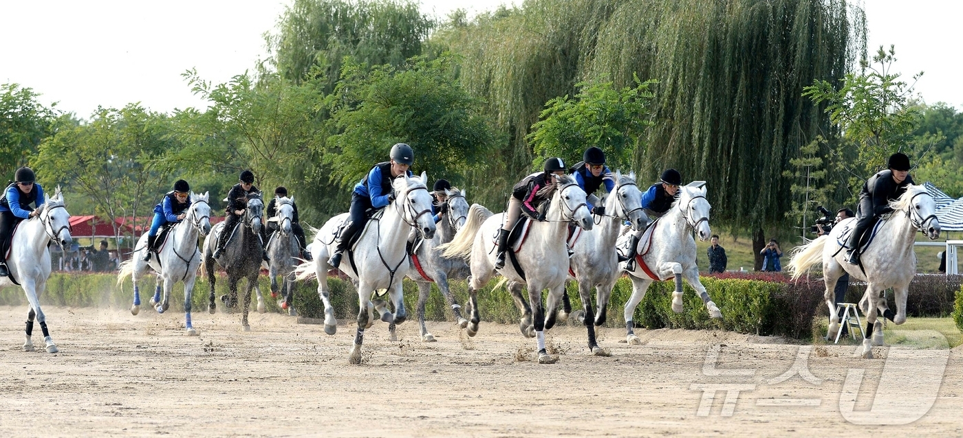 (평양 노동신문=뉴스1) = 북한 노동당 기관지 노동신문은 18일 "예로부터 뛰여난 경관을 자랑하여온 대동강은 오늘날 그 양안을 따라 즐비하게 일떠선 나라의 주요 문화 거점들과 독 …