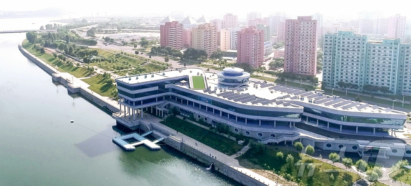 (평양 노동신문=뉴스1) = 북한 노동당 기관지 노동신문은 18일 "예로부터 뛰여난 경관을 자랑하여온 대동강은 오늘날 그 양안을 따라 즐비하게 일떠선 나라의 주요 문화 거점들과 독 …