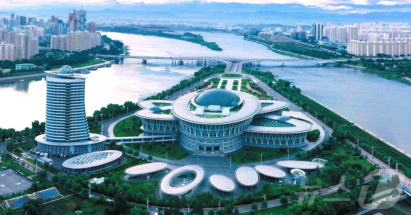 (평양 노동신문=뉴스1) = 북한 노동당 기관지 노동신문은 18일 "예로부터 뛰여난 경관을 자랑하여온 대동강은 오늘날 그 양안을 따라 즐비하게 일떠선 나라의 주요 문화 거점들과 독 …