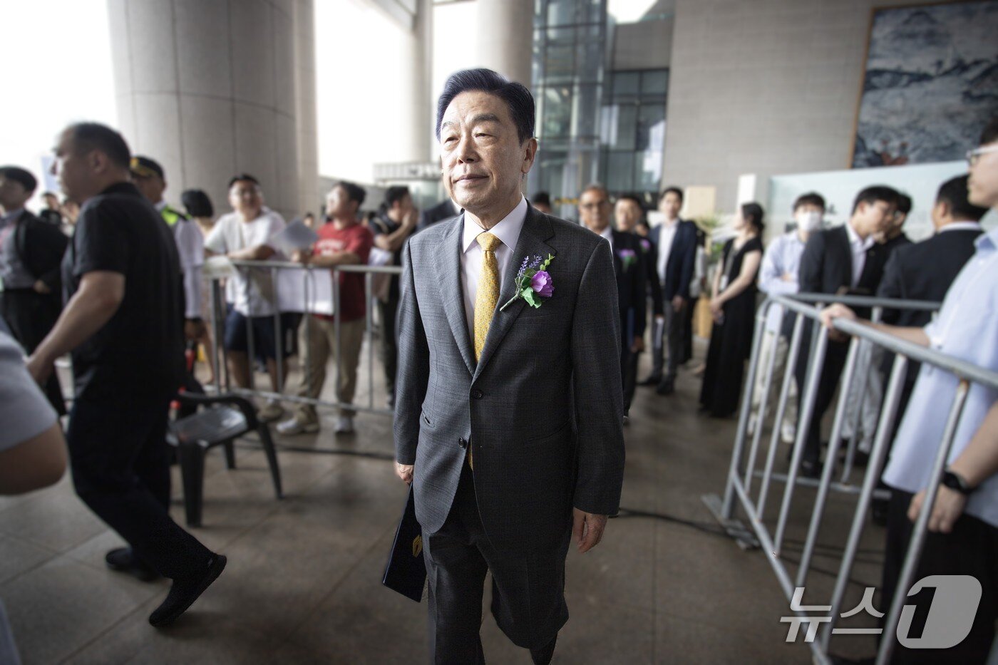 본문 이미지 - 15일 독립기념관에서 열린 80주년 광복절 경축식이 끝난 뒤 김형석 관장이 행사장을 빠져나가고 있다../뉴스1ⓒNews1 2025.8.15. 이시우 기자