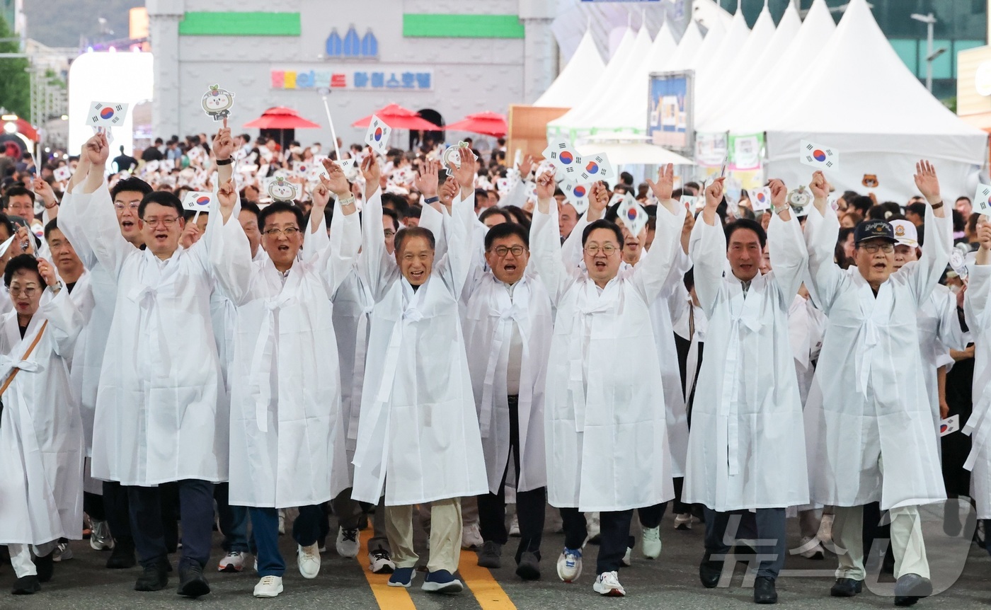 (대전=뉴스1) 이동원 기자 = 대전시는 2025 0시 축제 8일 차인 15일, 광복 80주년 기념행사를 중앙로 일대에서 진행했다. 이장우 대전시장을 비롯해 주요 내빈들이 대한독립 …