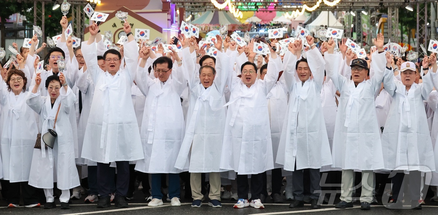 (대전=뉴스1) 이동원 기자 = 대전시는 2025 0시 축제 8일 차인 15일, 광복 80주년 기념행사를 중앙로 일대에서 진행했다. 이장우 대전시장을 비롯해 주요 내빈들이 대한독립 …