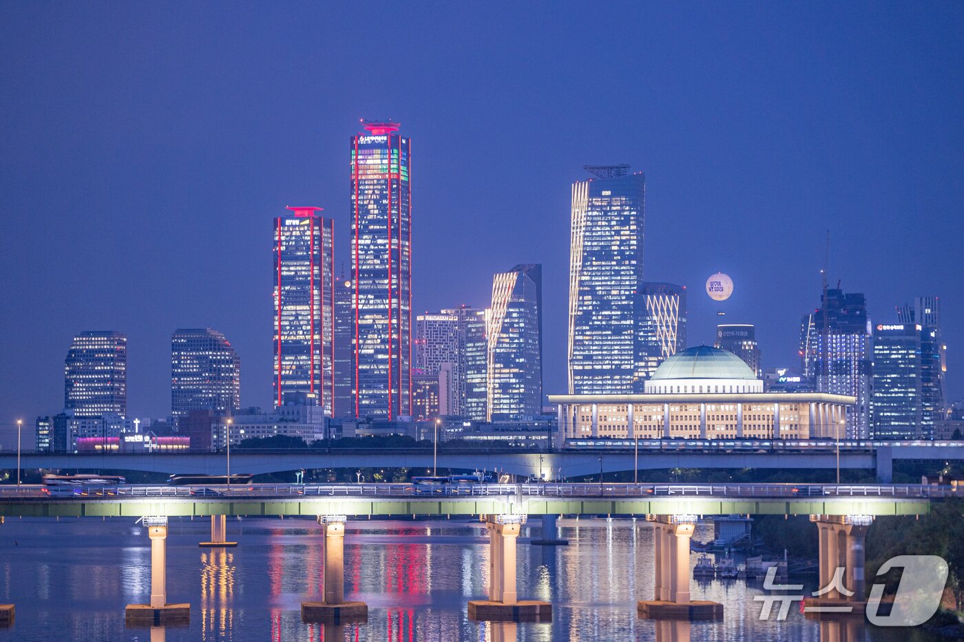 본문 이미지 - 서울달이 떠오른 서울 여의도 야경&#40;서울관광재단 제공&#41;