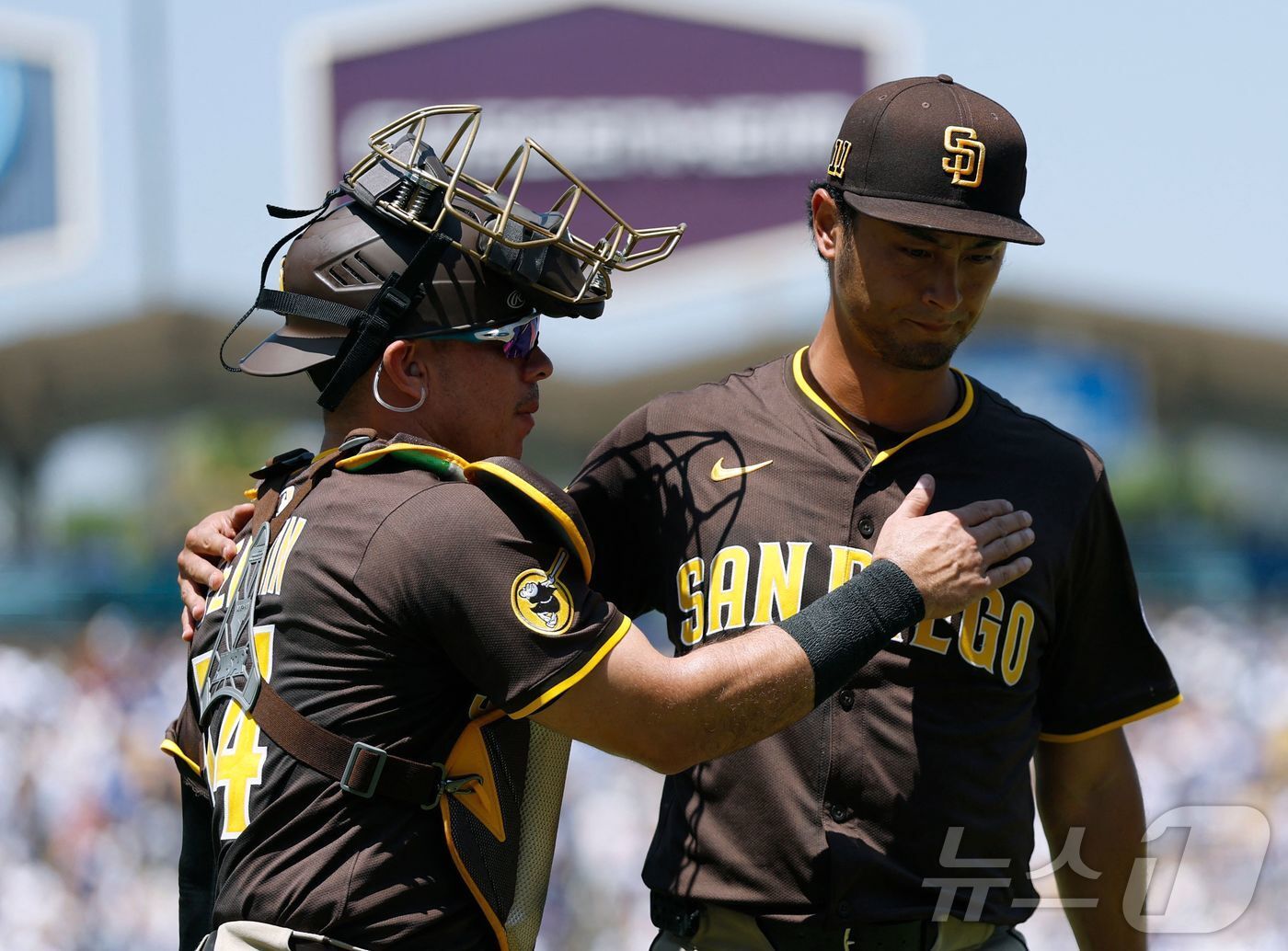 본문 이미지 - 샌디에이고 파드리스 투수 다르빗슈 유&#40;오른쪽&#41;는 18일&#40;한국시간&#41; 열린 2025 메이저리그 LA 다저스전에서 선발 등판해 4이닝 4실점으로 부진했다. ⓒ AFP=뉴스1