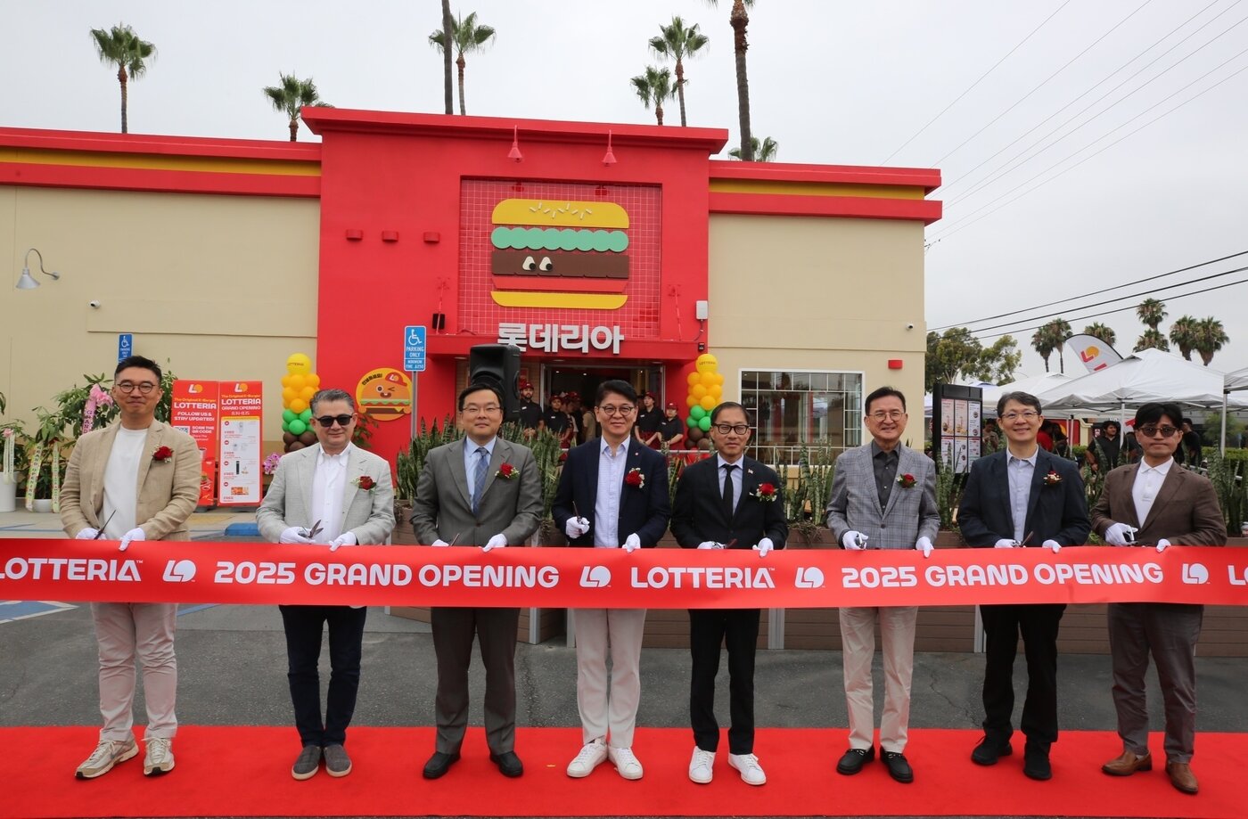 본문 이미지 -  지난 14일&#40;현지시각&#41; 미국 캘리포니아주 내 플러턴시 내 롯데리아 1호점 오픈식에 &#40;좌측 세번째부터&#41;조성호 LA 총영사관 부영사, 차우철 대표이사 및 프레드 정 플러턴 시장, 신동권 사외이사 의장 등 참석해 오픈 커팅식을 진행하고 있는 모습.&#40;롯데GRS 제공&#41;